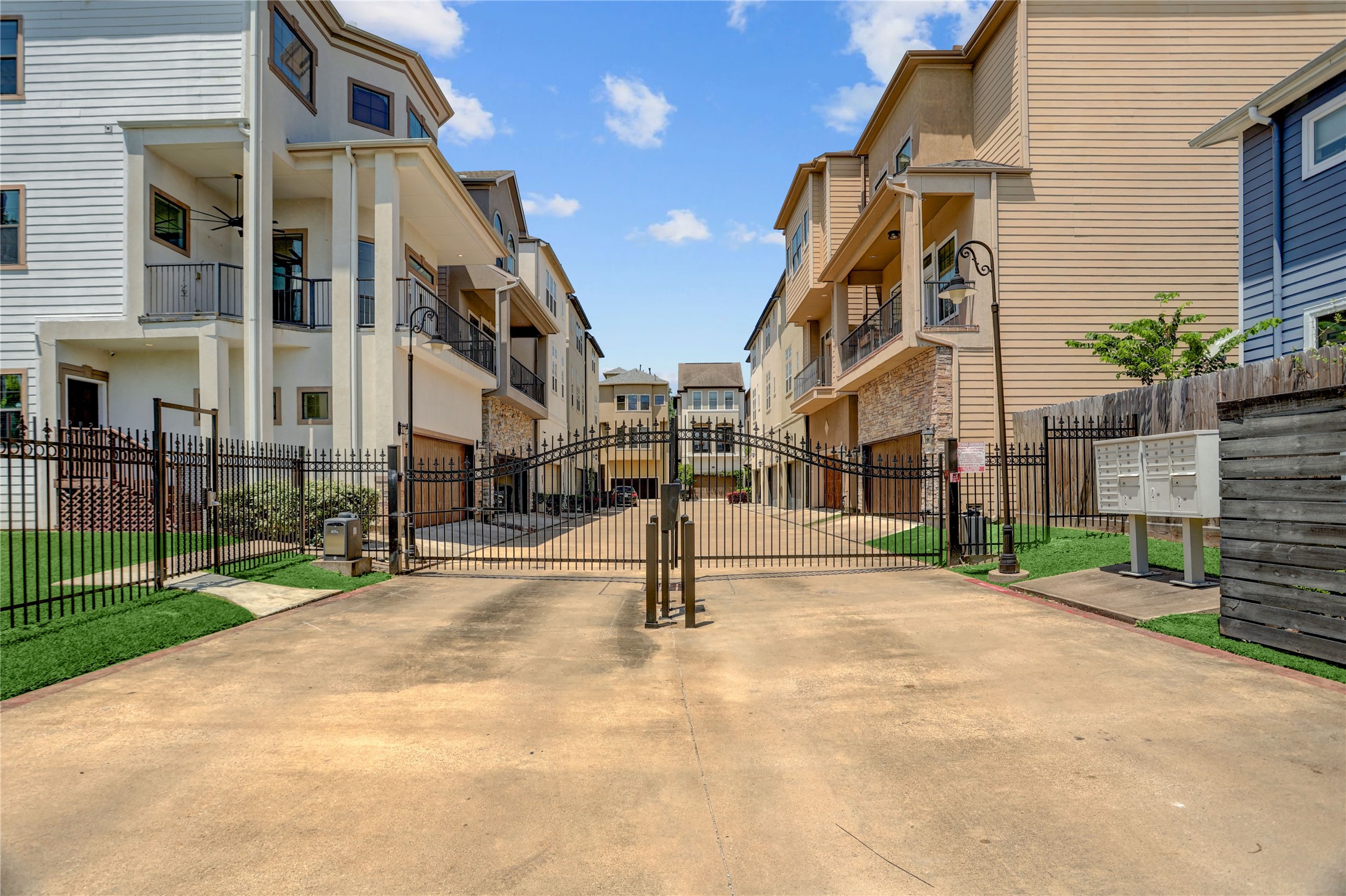 4124 Bonner View Lane Houston, TX 77007 - Photo 27 of 31 The community has a gated entry.