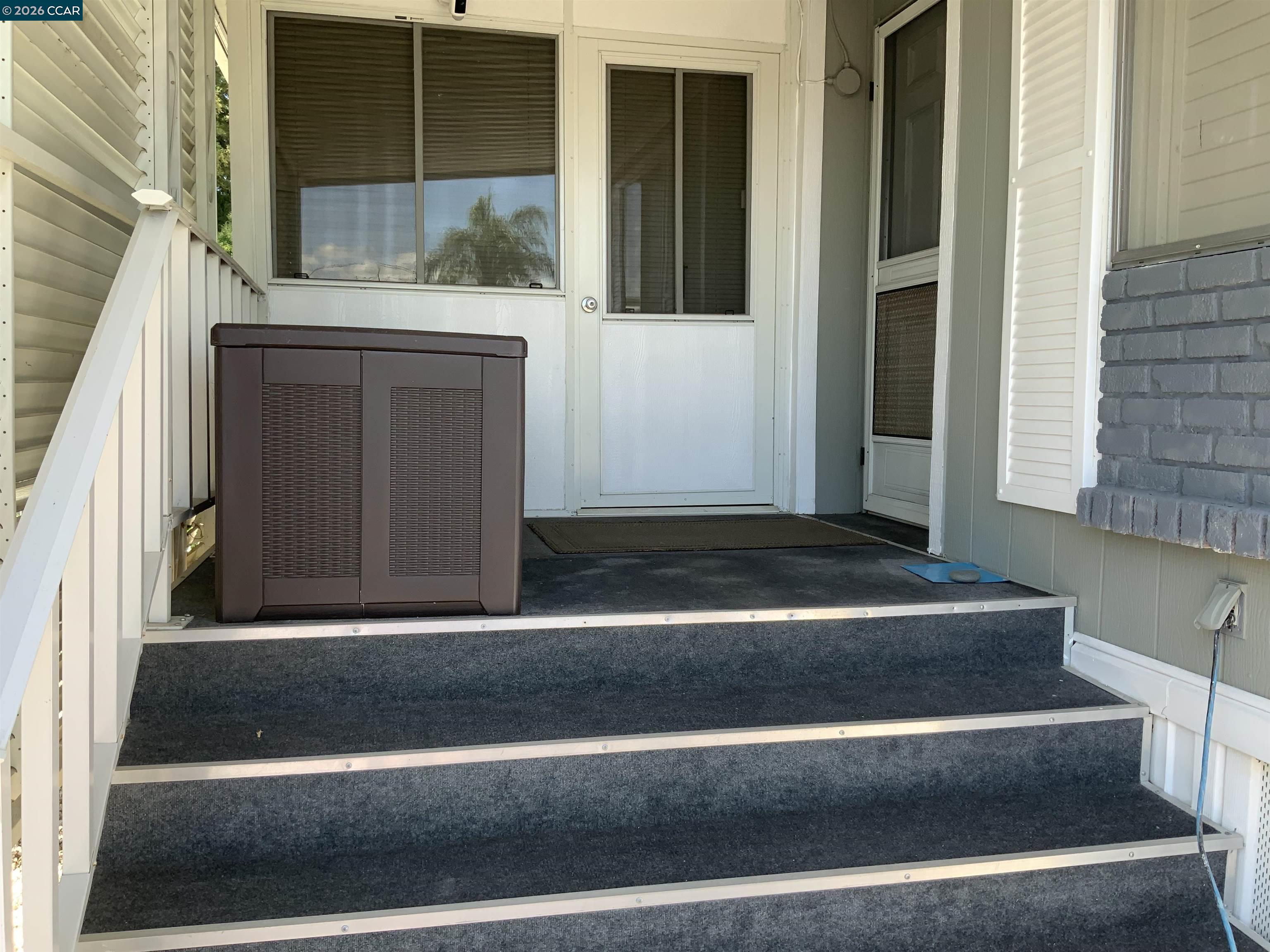 238 Aloha Pittsburg, CA 94565 - Photo 4 of 42 a view of entryway