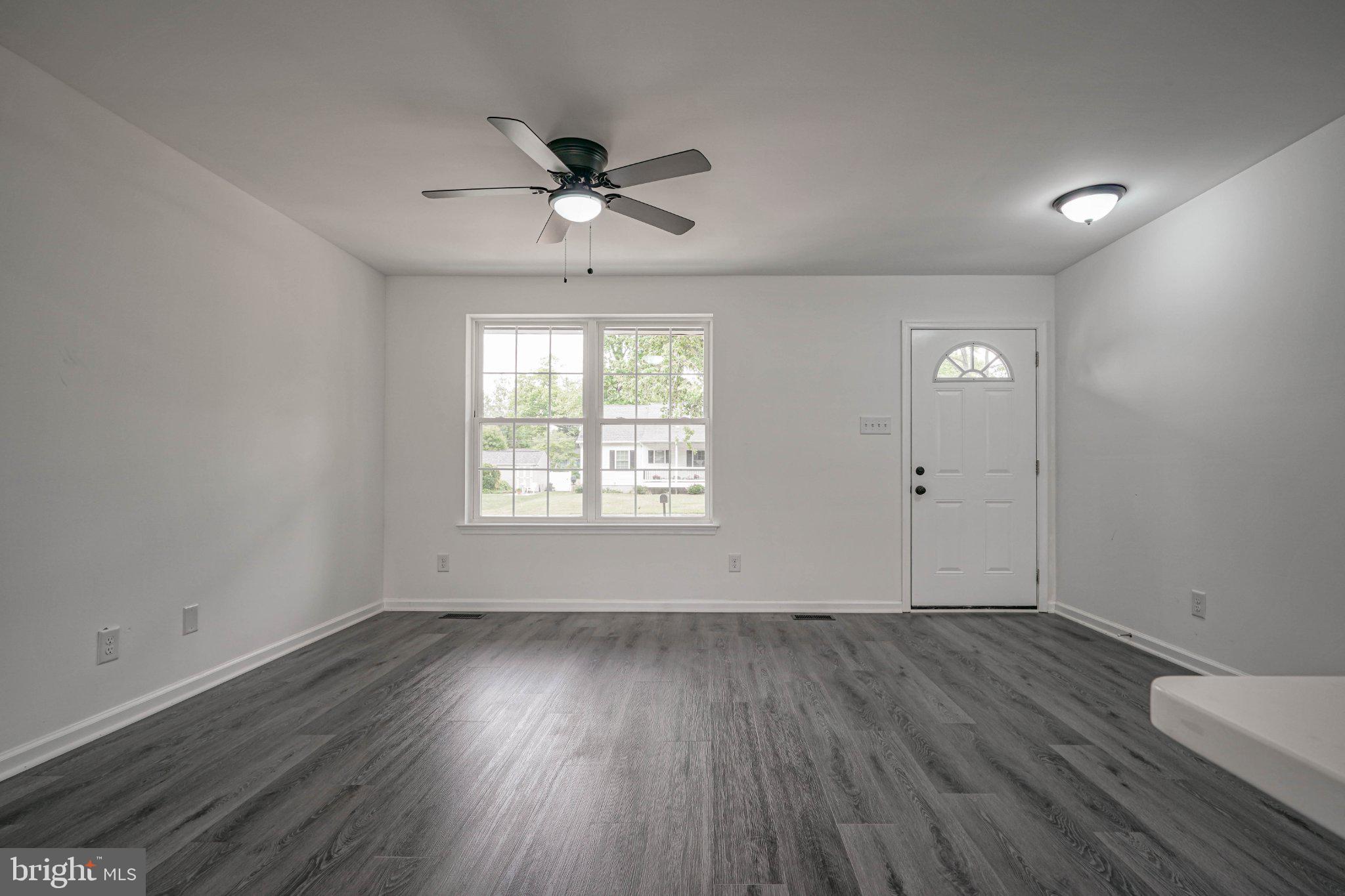 12 Park Road Pennsville, NJ 08070 - Photo 6 of 33 Bright and airy living space awaits.