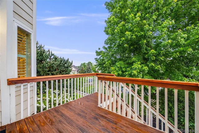 a view of a house with backyard and trees