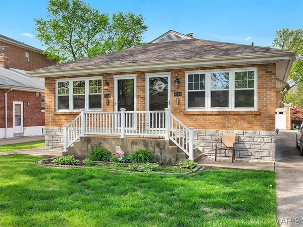 $374,900 | 6258 Sunshine Drive, St. Louis, MO 63109