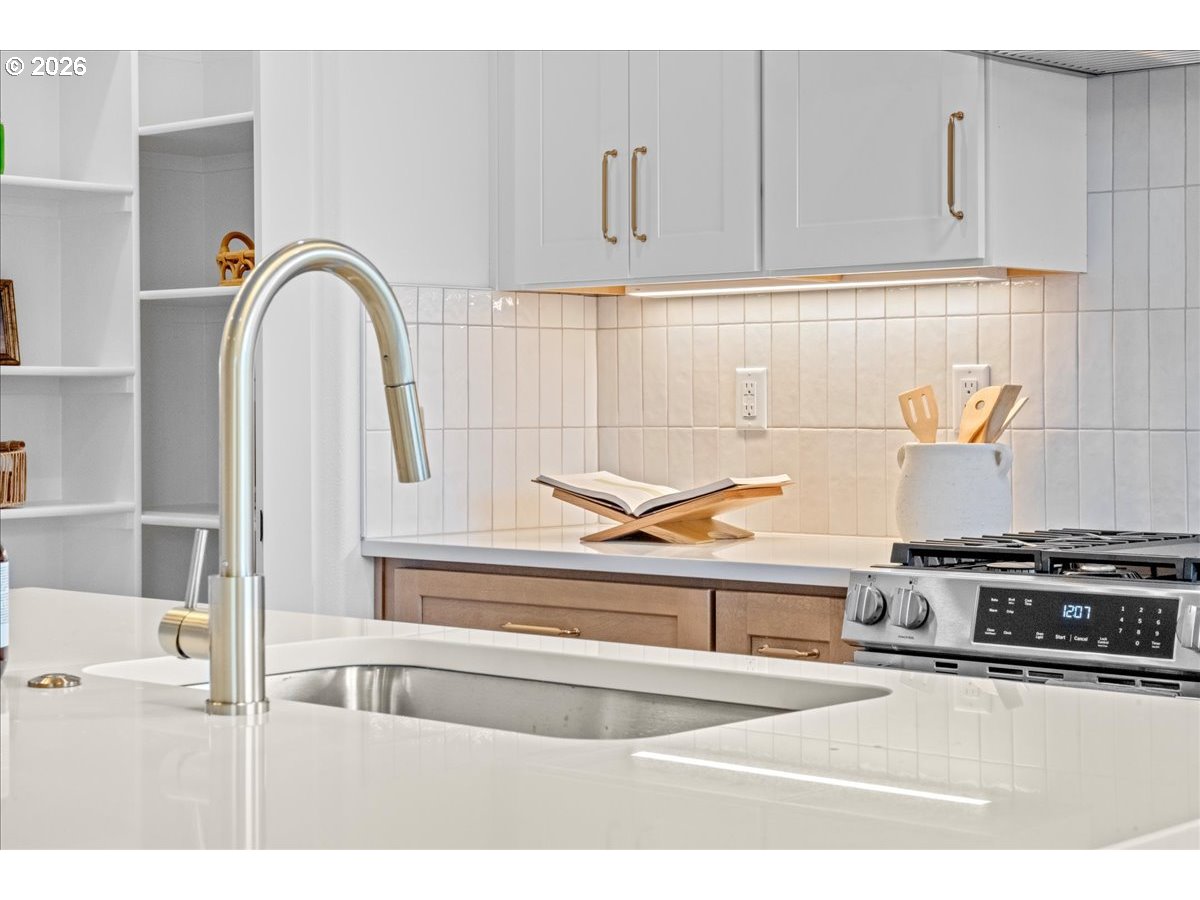 789 Riley Drive Northeast Silverton, OR 97381 - Photo 9 of 24 a view of kitchen with stove and cabinets