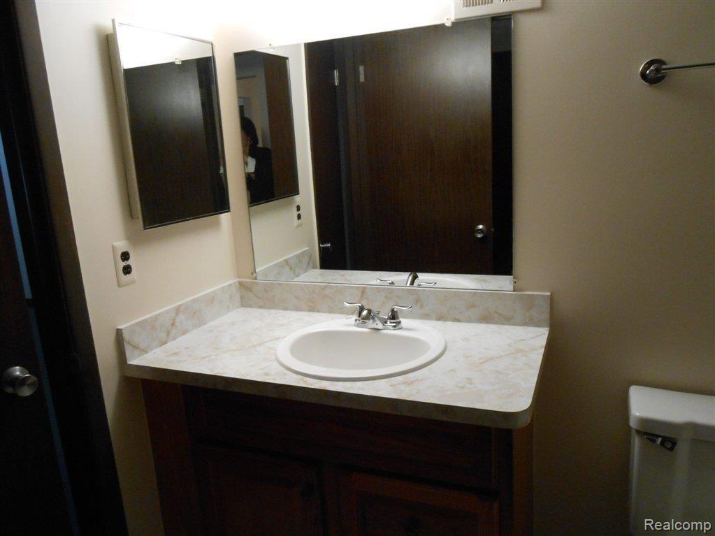 1693 Riverside Drive, Unit 73 Rochester, MI 48309 - Photo 6 of 12 Bath.jpg