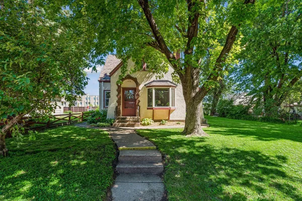 $425,000 | 1589 Hollywood Court, Falcon Heights, MN 55108