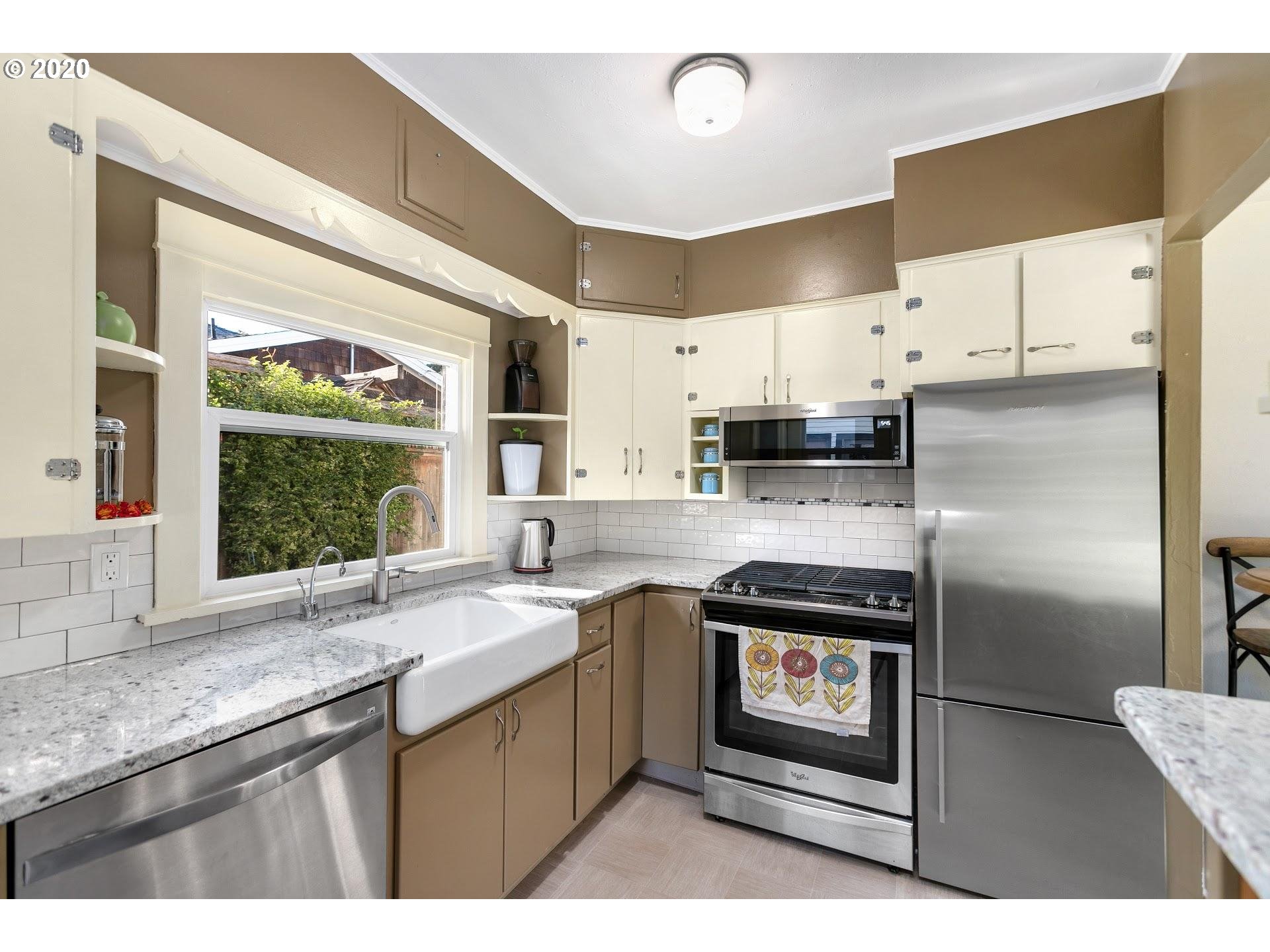 3520 Southwest Falcon Street Portland, OR 97219 - Photo 4 of 26 Gallery Image 4