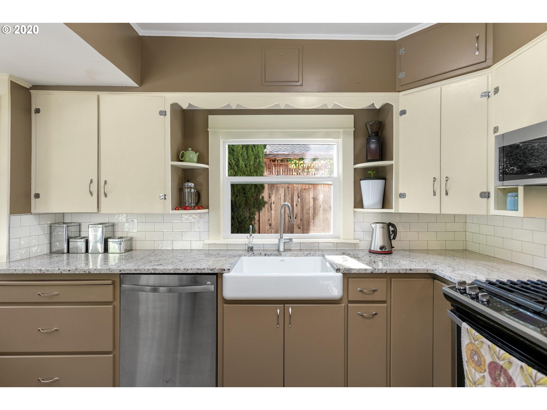 3520 Southwest Falcon Street Portland, OR 97219 - Photo 5 of 26 Gallery Image 5