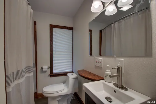 $299,500 | 129 East Main Street, Mount Sterling, IL 62353