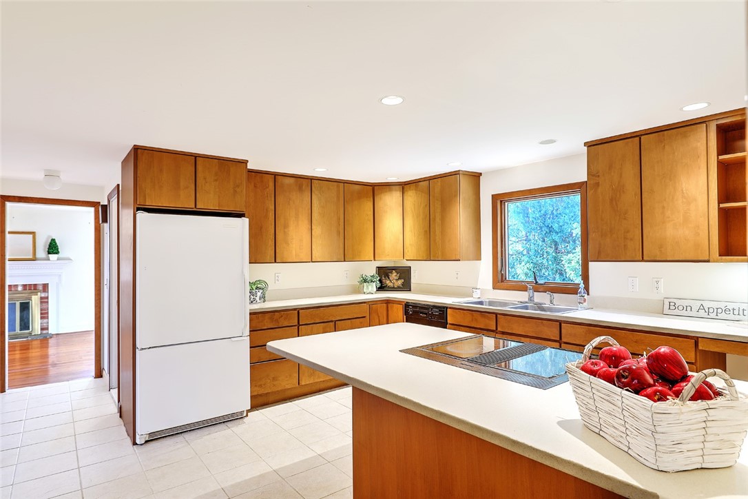 51 Bay Road Barrington, RI 02806 - Photo 12 of 24