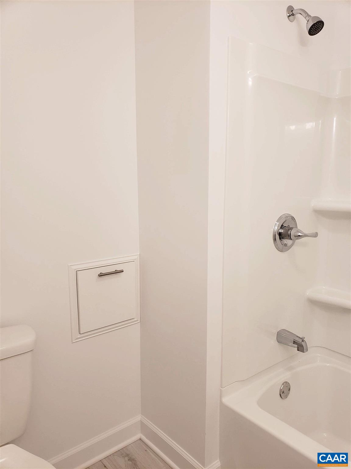 699 Black Cat Road Keswick, VA 22947 - Photo 18 of 33 a bathroom with a bathtub