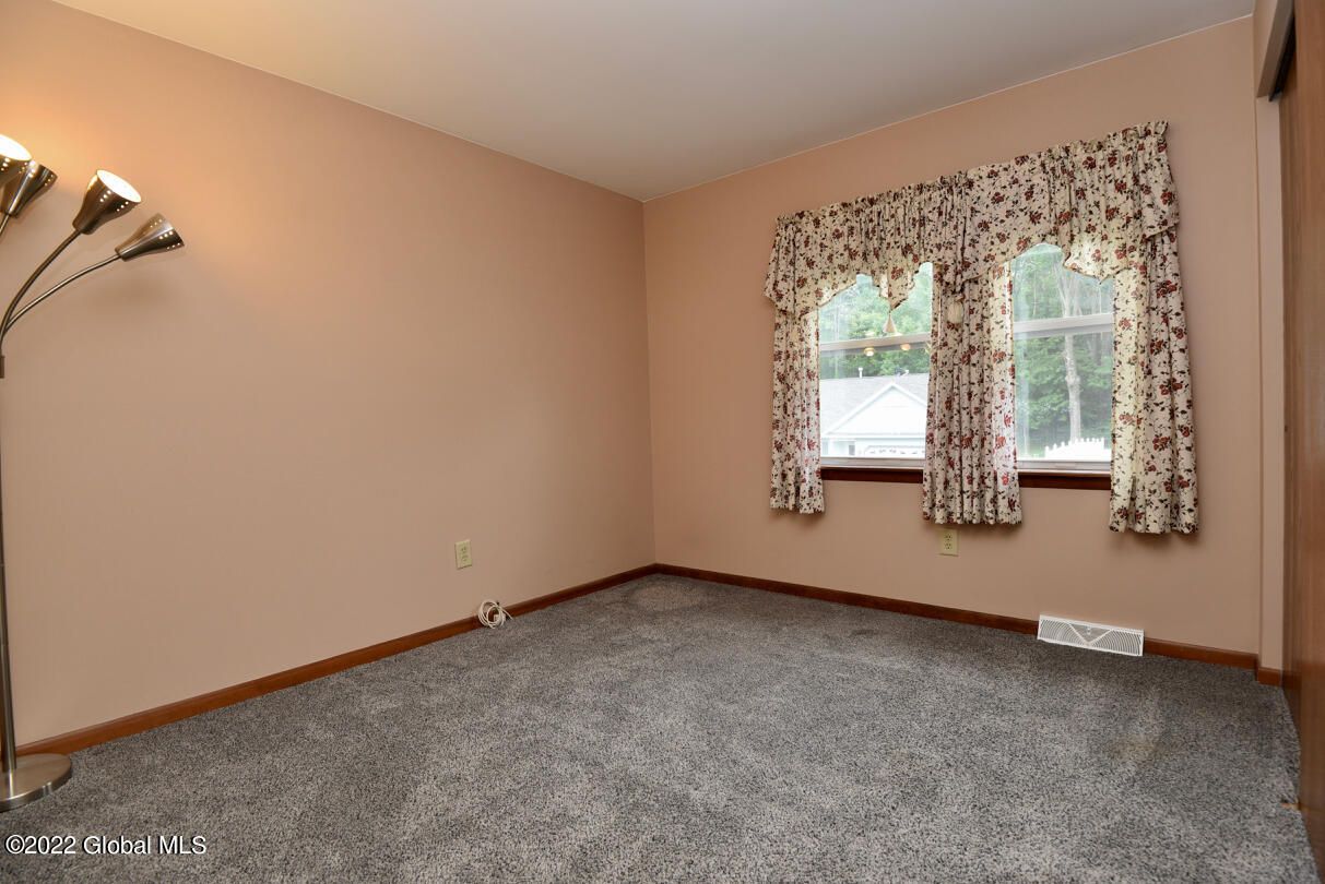 449 Chadwick Road Schenectady, NY 12304 - Photo 5 of 45 27