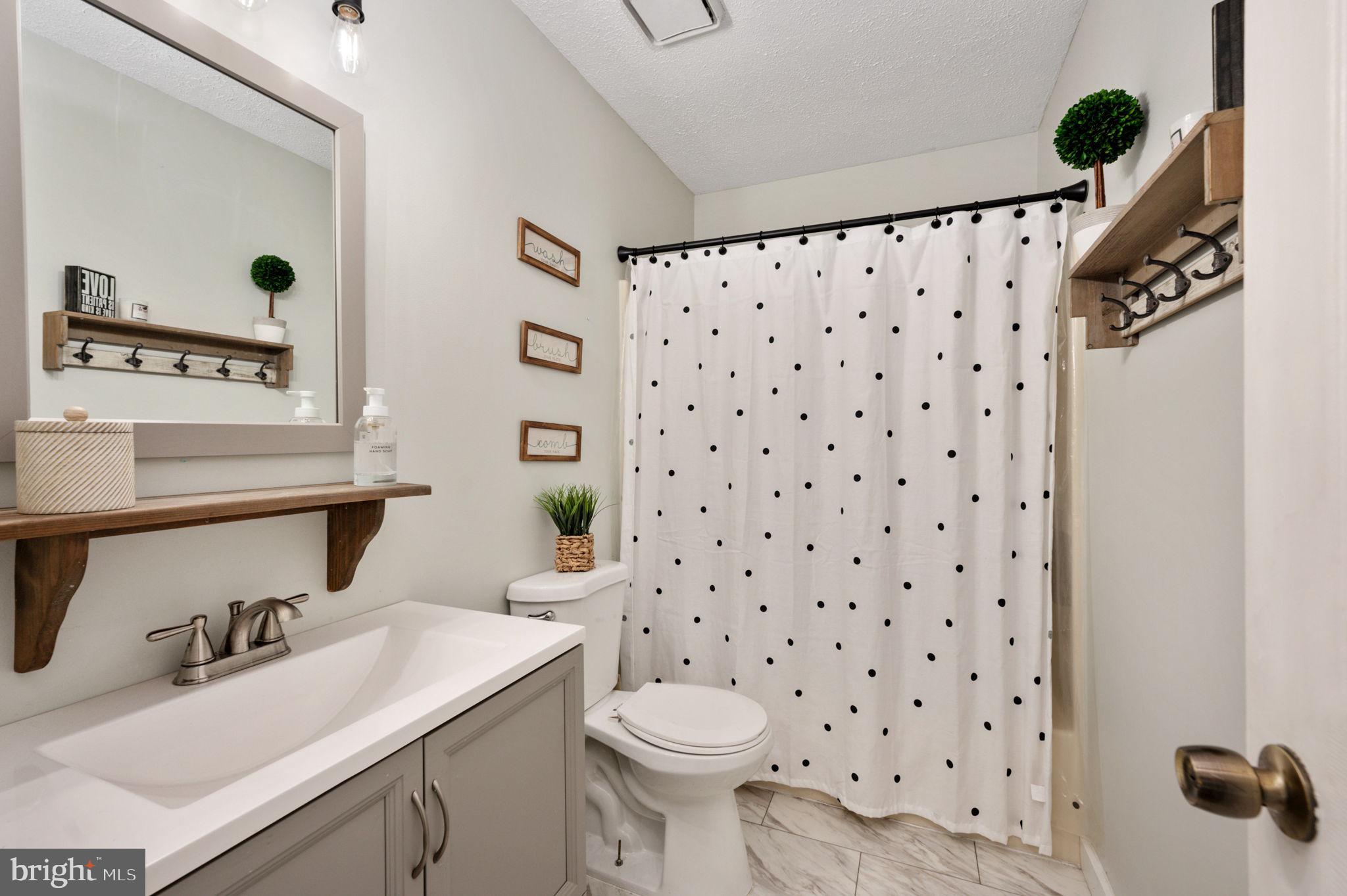 108 Indian Hills Road Locust Grove, VA 22508 - Photo 28 of 45 Guest Bath
