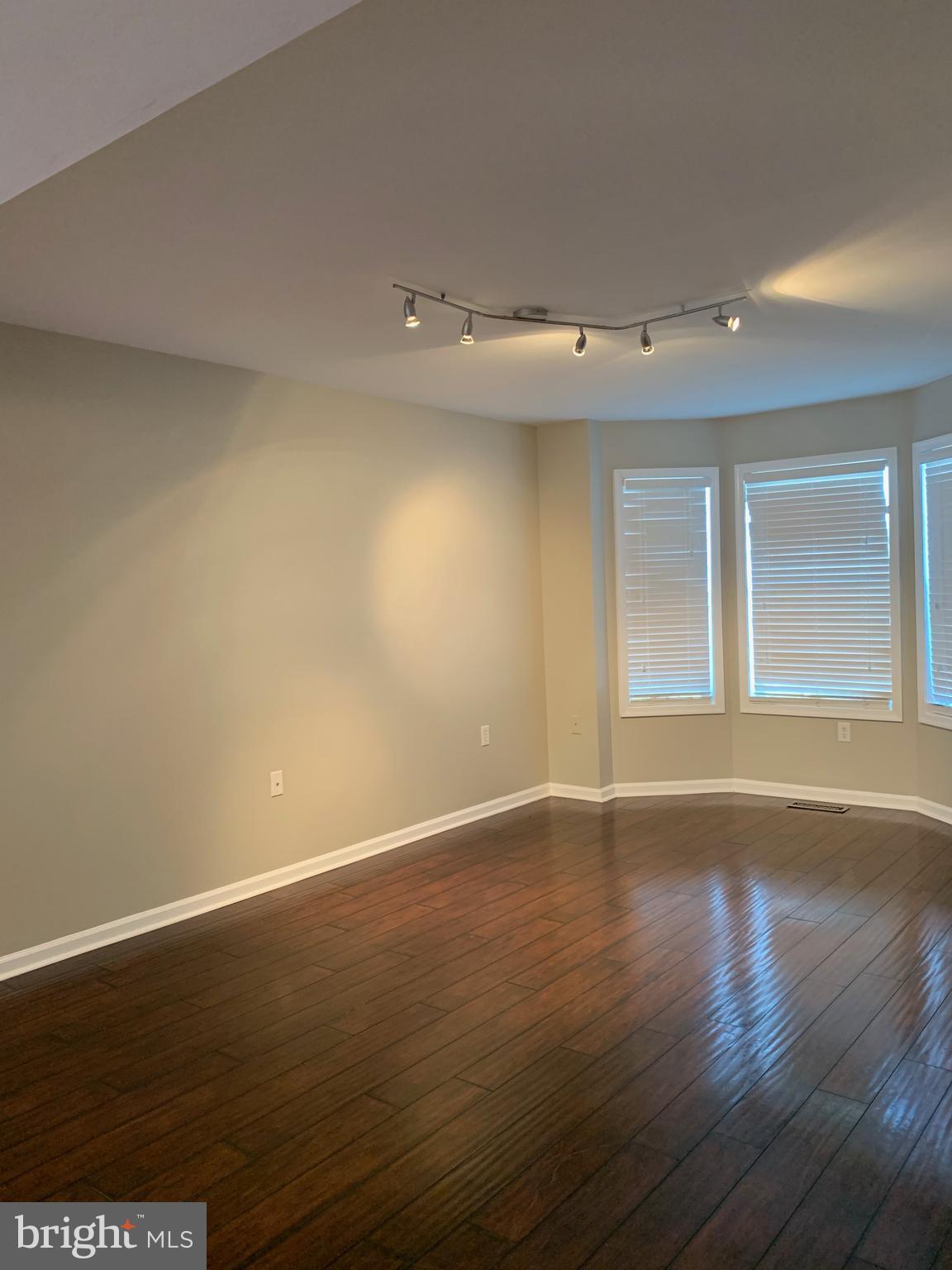 Freshly painted beautiful hardwd flooring, bumpout