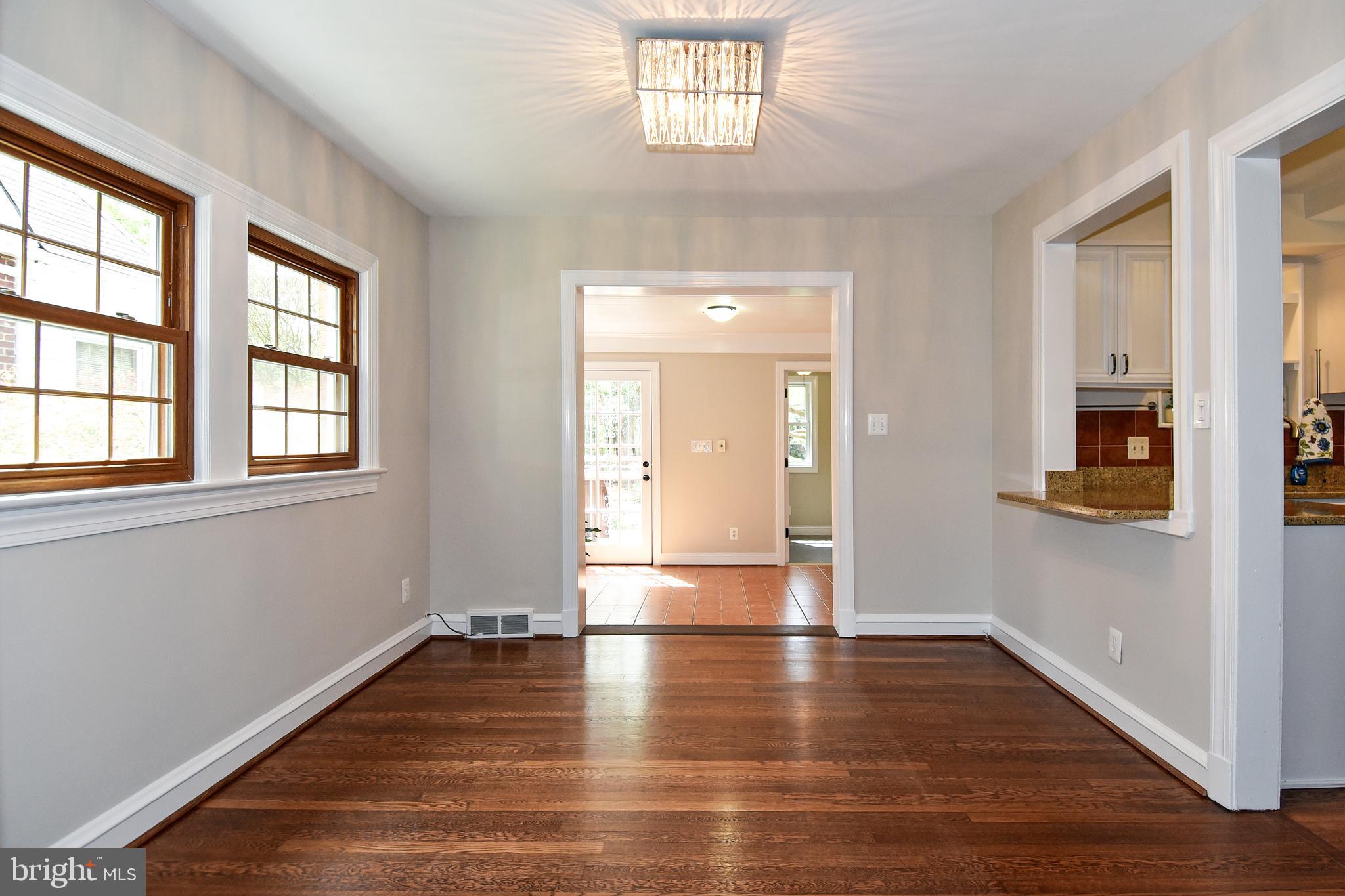 808 South Glebe Road Arlington, VA 22204 - Photo 8 of 45 Dining room with breakfast bar