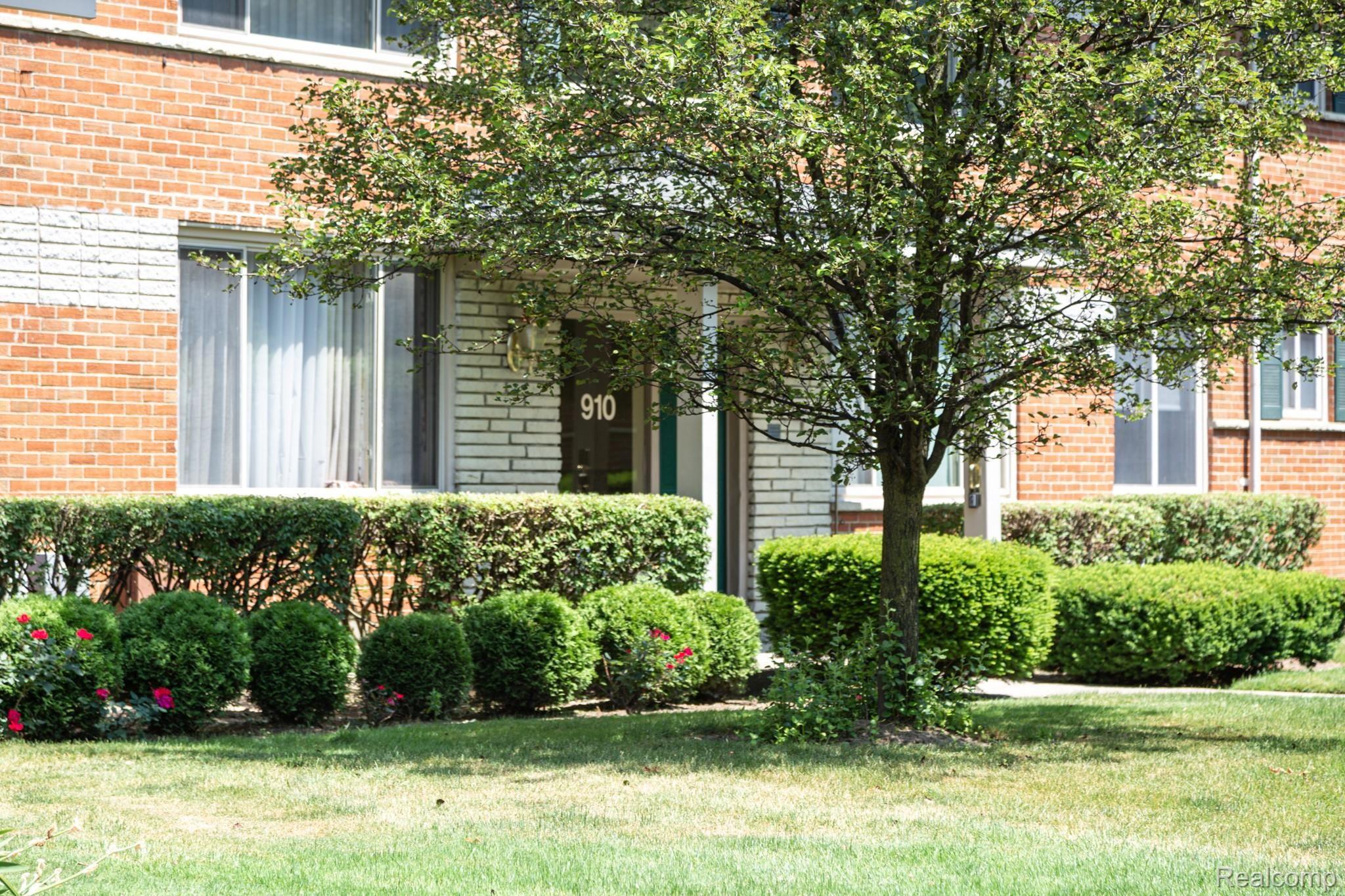 910 North Adams Road, Unit 5 Birmingham, MI 48009 - Photo 3 of 34 MS0A9632.jpg