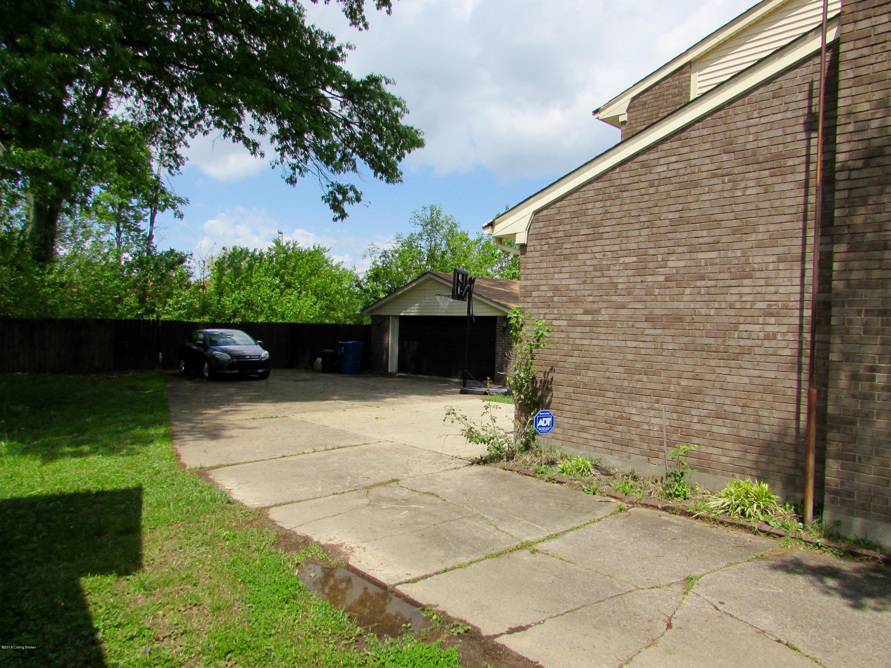 4515 Lambert Road Louisville, KY 40219 - Photo 3 of 24 IMG_0856