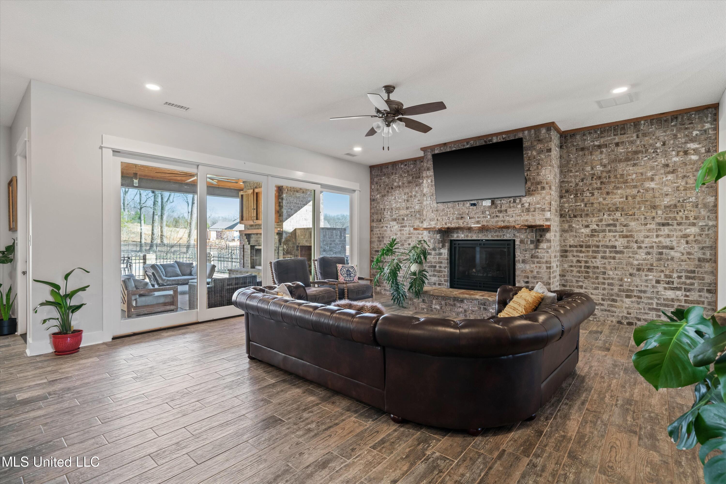 1122 Getwell Road Hernando, MS 38651 - Photo 11 of 29 getwell rd living room