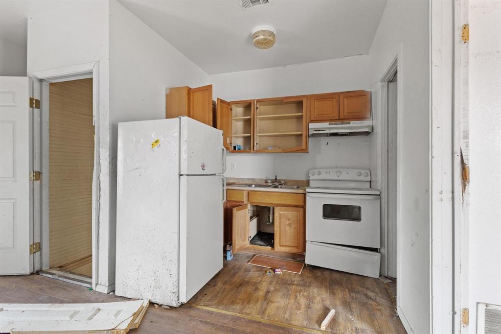 646 South Main Street Paris, TX 75460 - Photo 11 of 39 a kitchen with stainless steel appliances a refrigerator and a stove