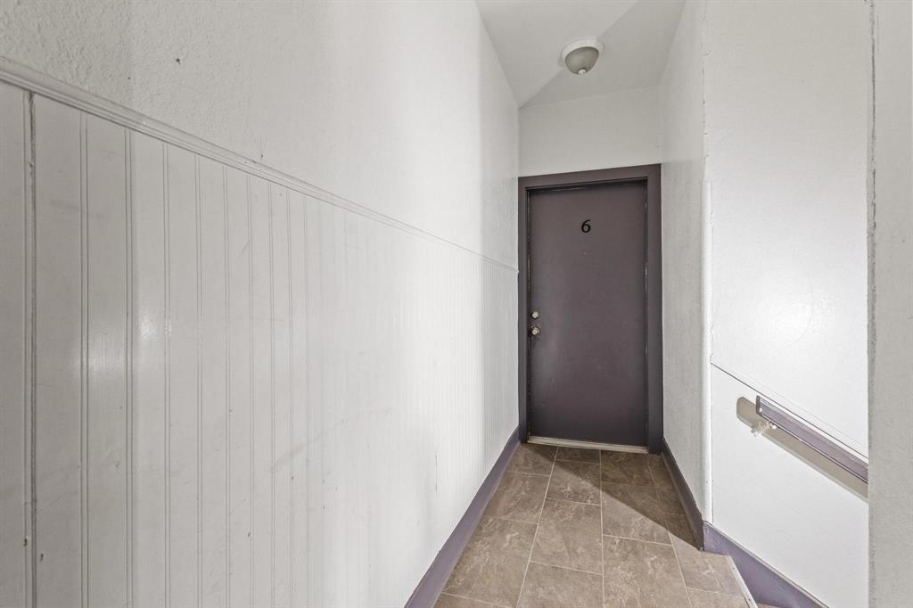 646 South Main Street Paris, TX 75460 - Photo 19 of 39 a view of hallway with closet