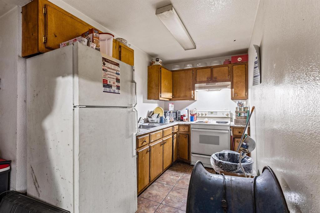 646 South Main Street Paris, TX 75460 - Photo 20 of 39 a kitchen with stainless steel appliances granite countertop a refrigerator and a stove