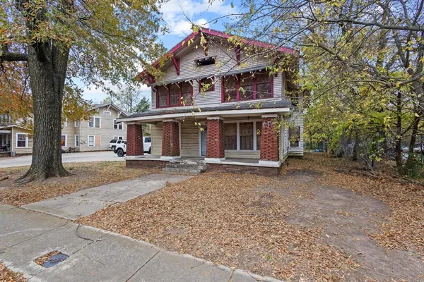 a view of a house with backyard