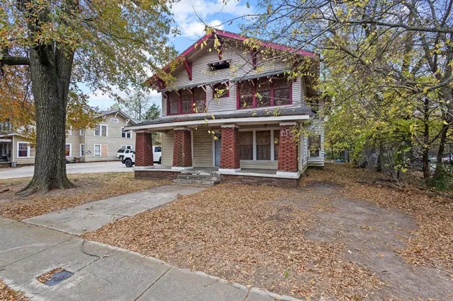 a view of a house with backyard