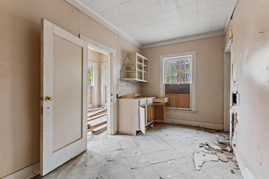 646 South Main Street Paris, TX 75460 - Photo 34 of 39 an empty room with a empty space and windows