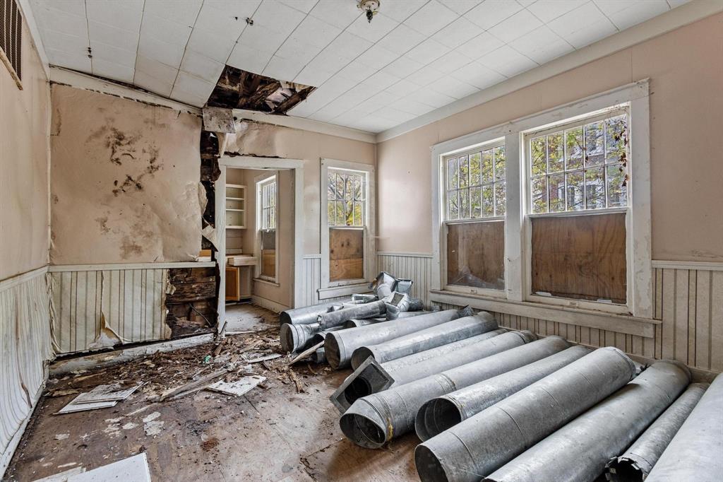 646 South Main Street Paris, TX 75460 - Photo 35 of 39 a living room with furniture and a flat screen tv