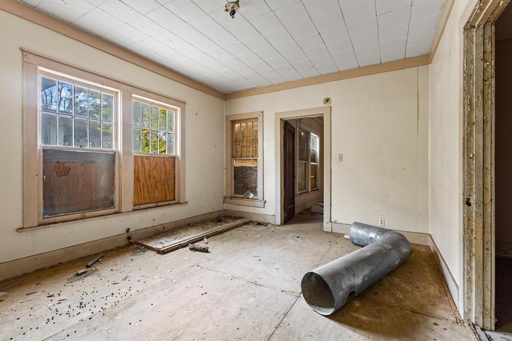 646 South Main Street Paris, TX 75460 - Photo 36 of 39 a view of a livingroom with furniture and windows