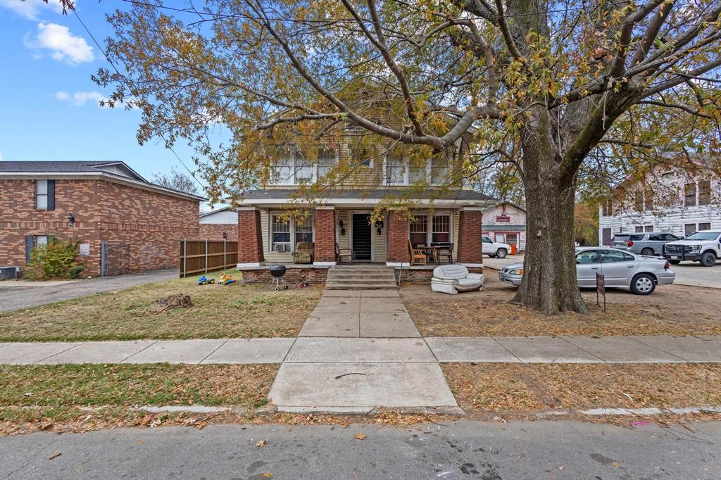 646 South Main Street Paris, TX 75460 - Photo 4 of 39 front view of a house with that has a tree