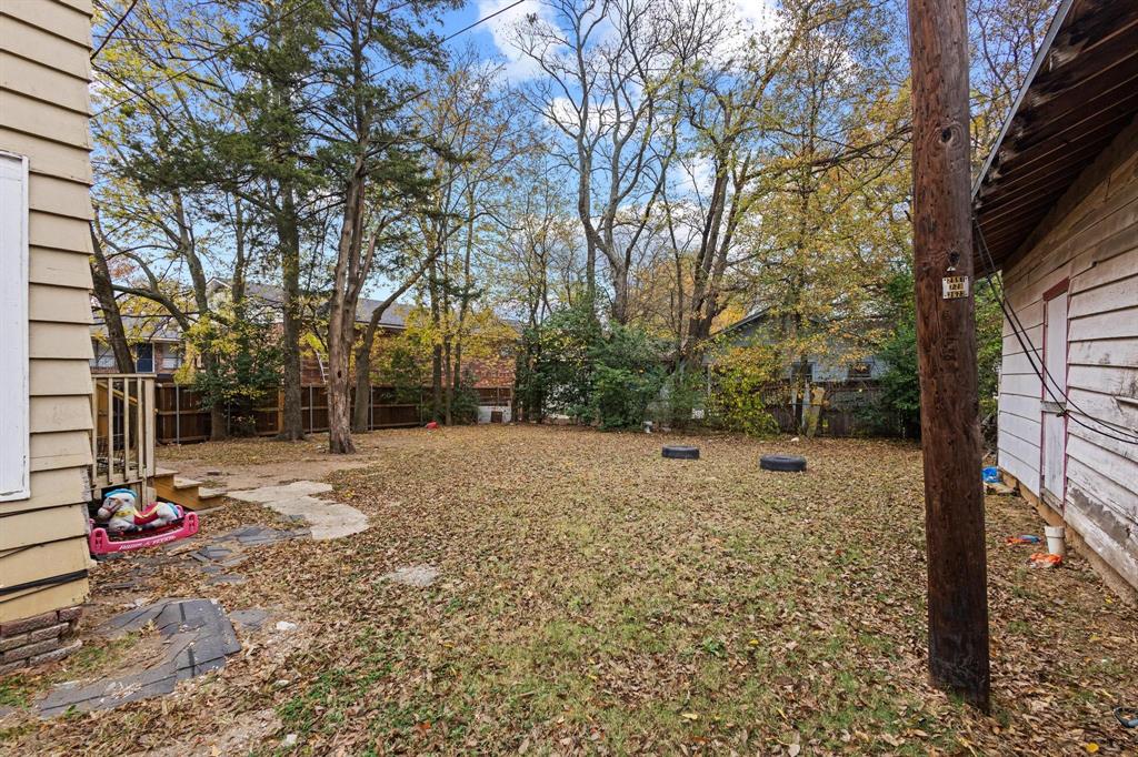 646 South Main Street Paris, TX 75460 - Photo 6 of 39 a backyard of a house with a tree