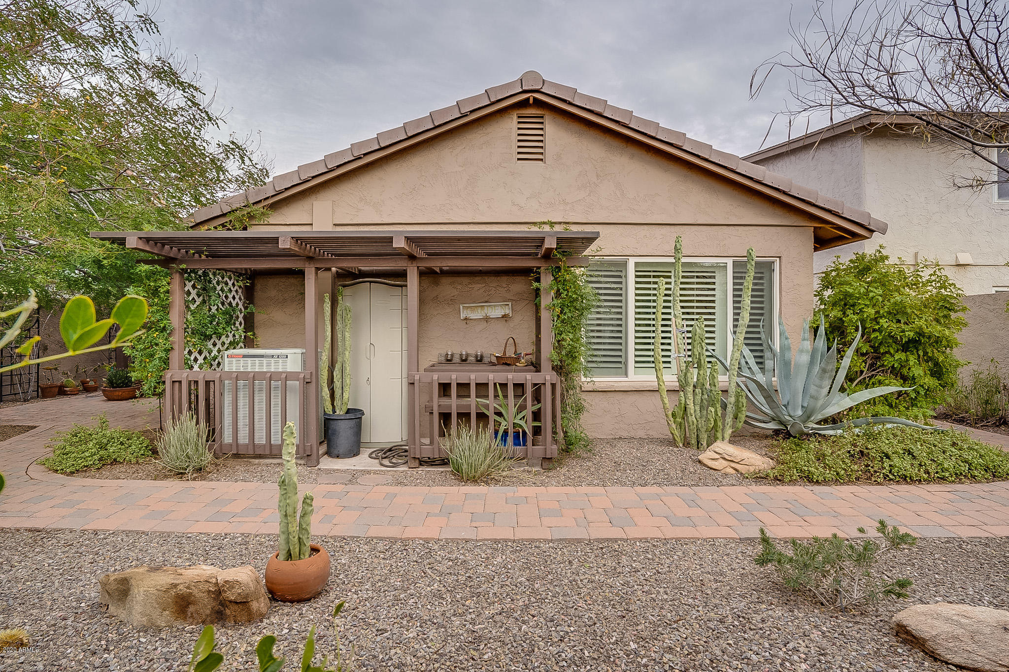 5630 South Outrigger Road Tempe, AZ 85283 - Photo 34 of 38 a front view of a house with garden