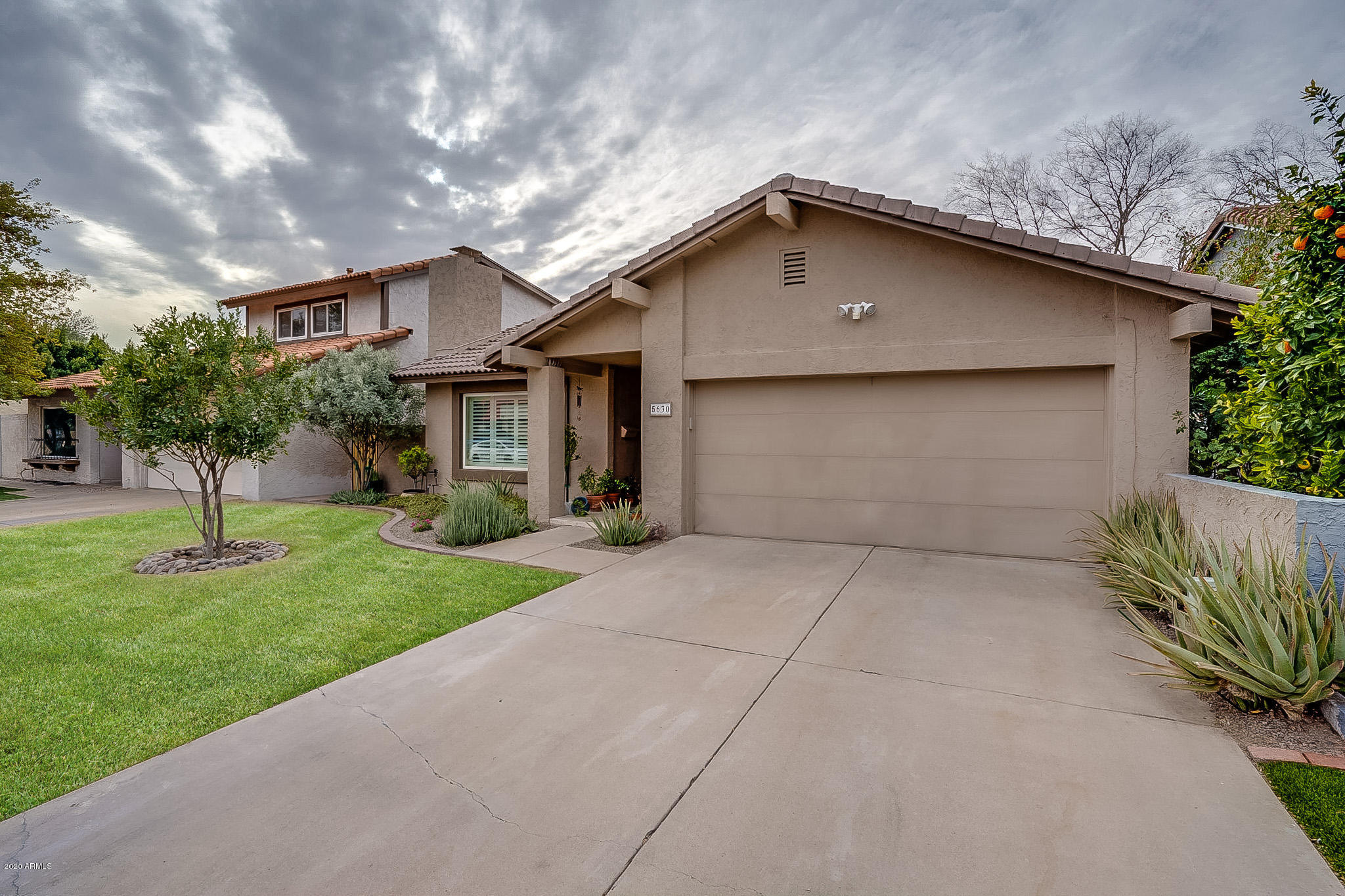 5630 South Outrigger Road Tempe, AZ 85283 - Photo 7 of 38 a front view of house with yard and green space