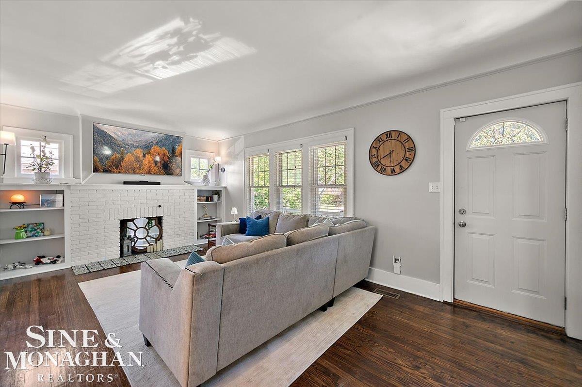 917 Fisher Road Grosse Pointe, MI 48230 - Photo 8 of 61 50186214-bcf5e0c8-c9a8-49b0-affd-9f15b43df8ff.JPG