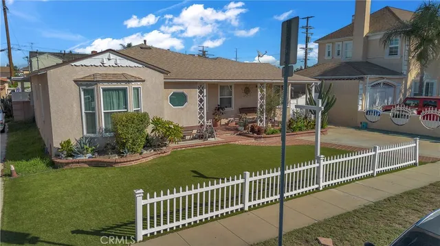 a view of a house with backyard and porch