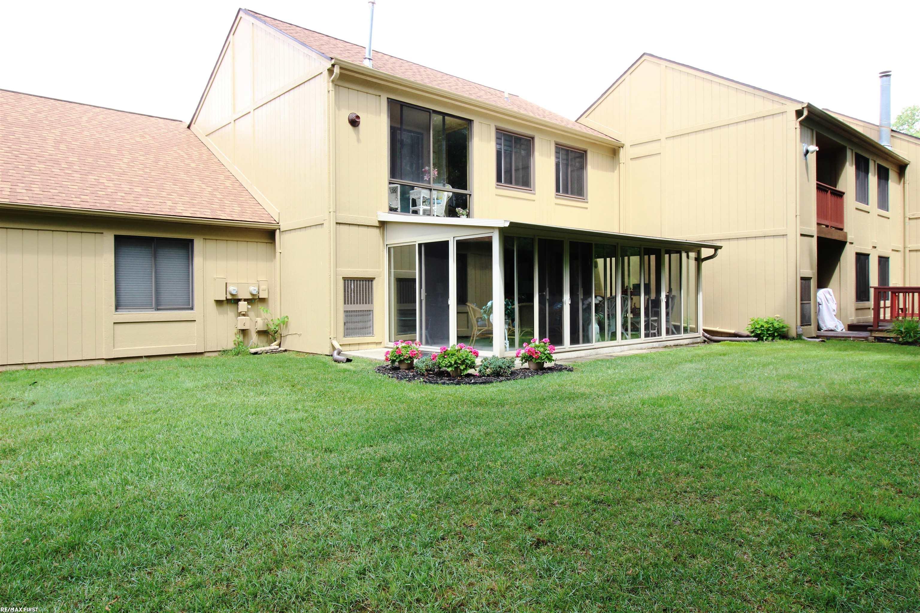 2391 Rochelle Park Drive Rochester, MI 48309 - Photo 4 of 29 50113508-3.JPG