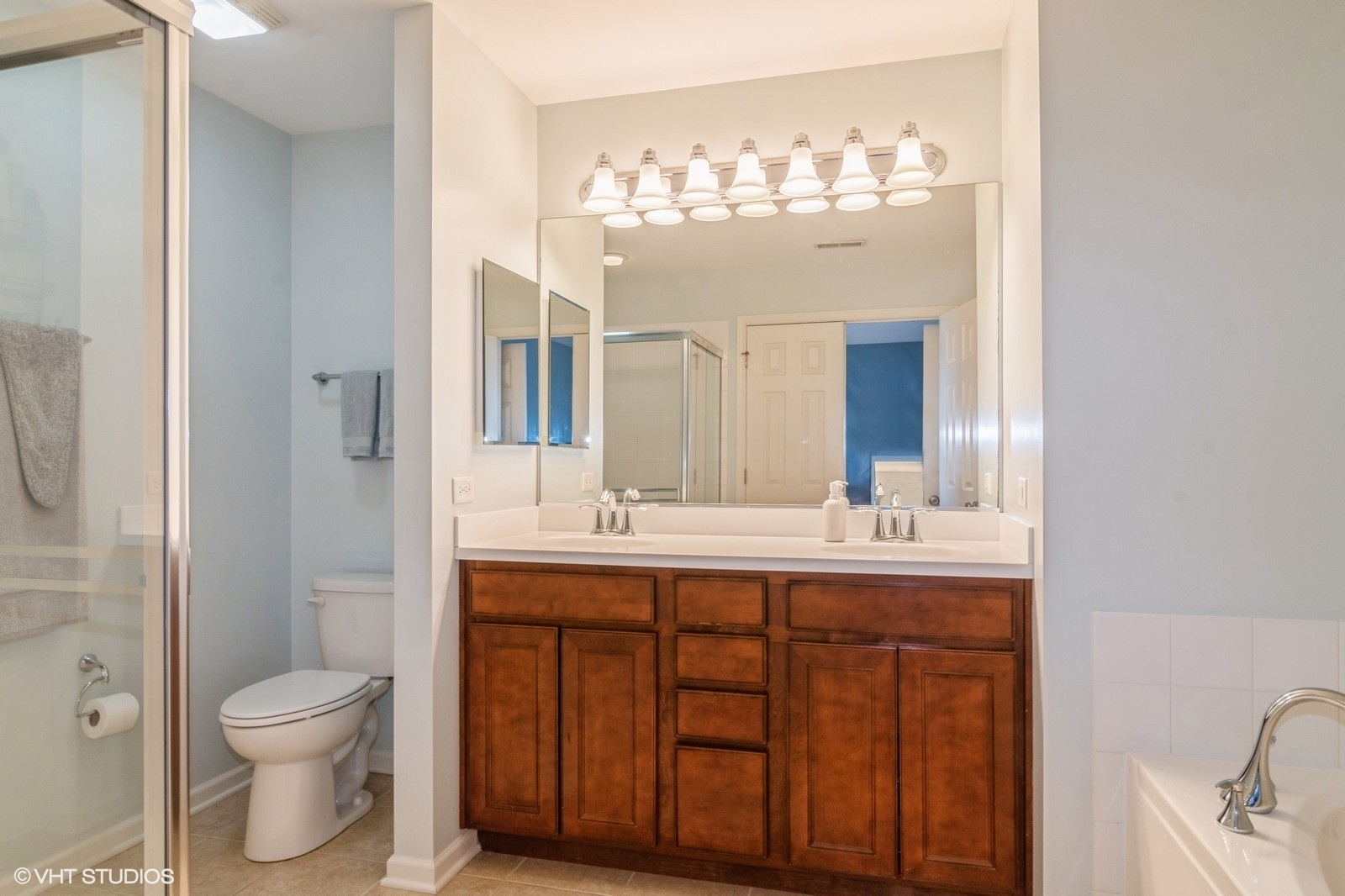 4072 Pompton Avenue Elgin, IL 60124 - Photo 7 of 13 a bathroom with a toilet sink and mirror