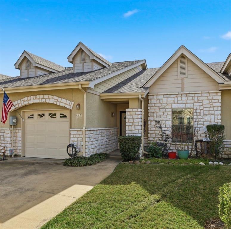 a view of a house with a yard