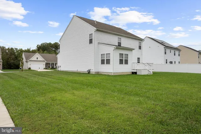 a view of a house with backyard