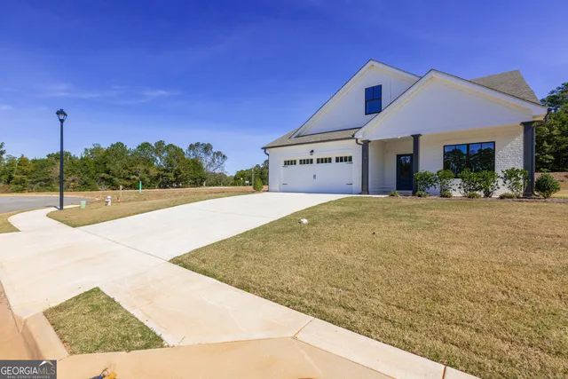 a view of a house with a yard