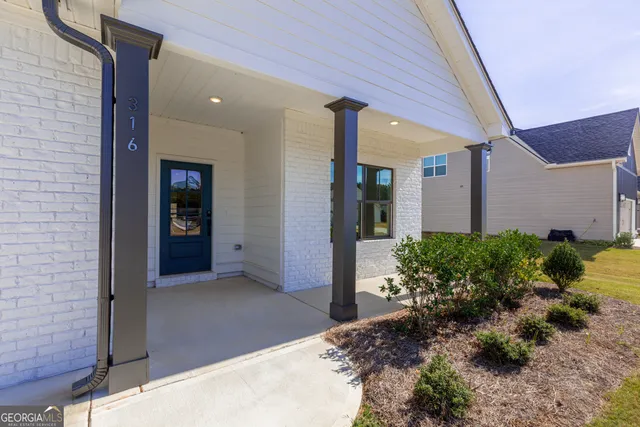 a view of a house with a backyard