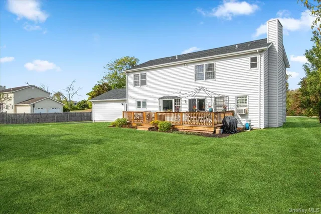 a view of a house with backyard