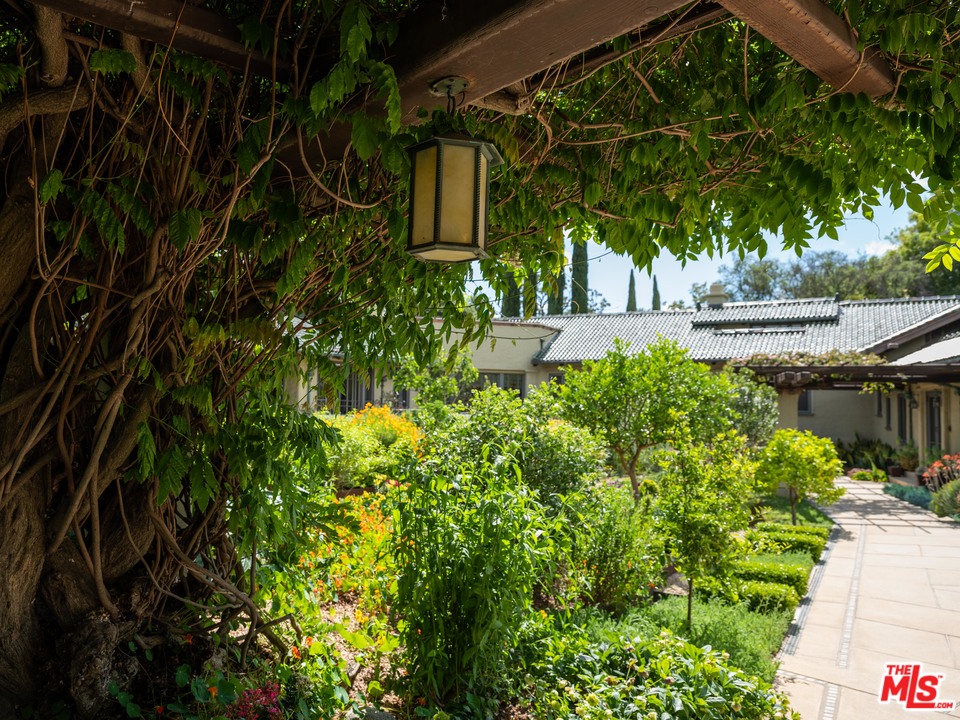 1188 Hillcrest Avenue Pasadena, CA 91106 - Photo 2 of 3