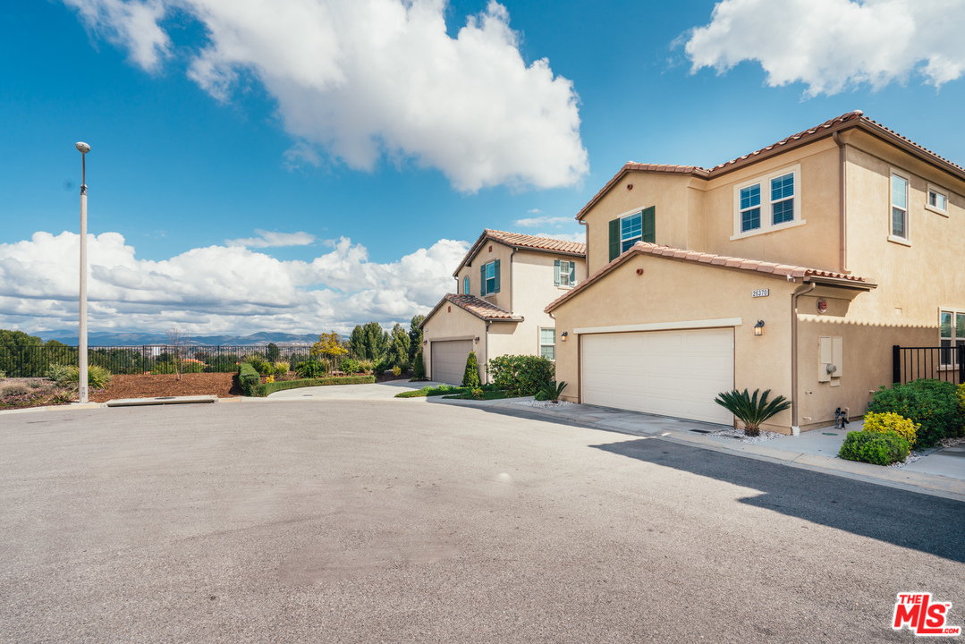 26370 Piazza Di Sarro Newhall, CA 91321 - Photo 2 of 35