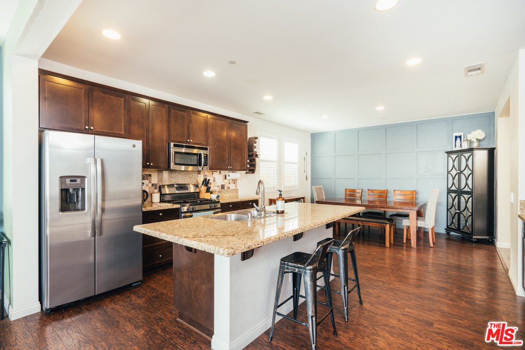 26370 Piazza Di Sarro Newhall, CA 91321 - Photo 11 of 35