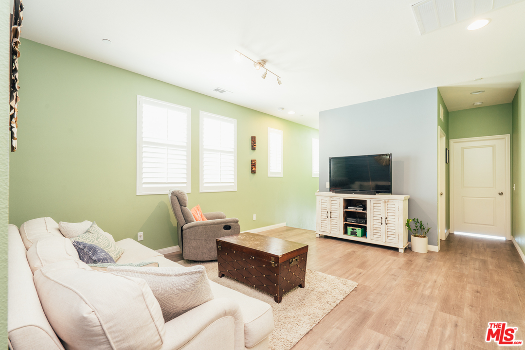 26370 Piazza Di Sarro Newhall, CA 91321 - Photo 17 of 35