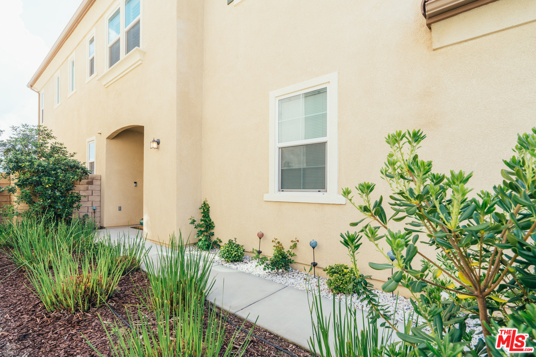 26370 Piazza Di Sarro Newhall, CA 91321 - Photo 3 of 35