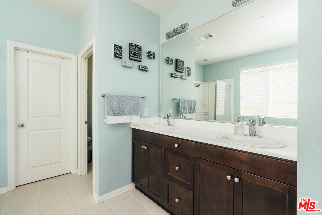 26370 Piazza Di Sarro Newhall, CA 91321 - Photo 23 of 35