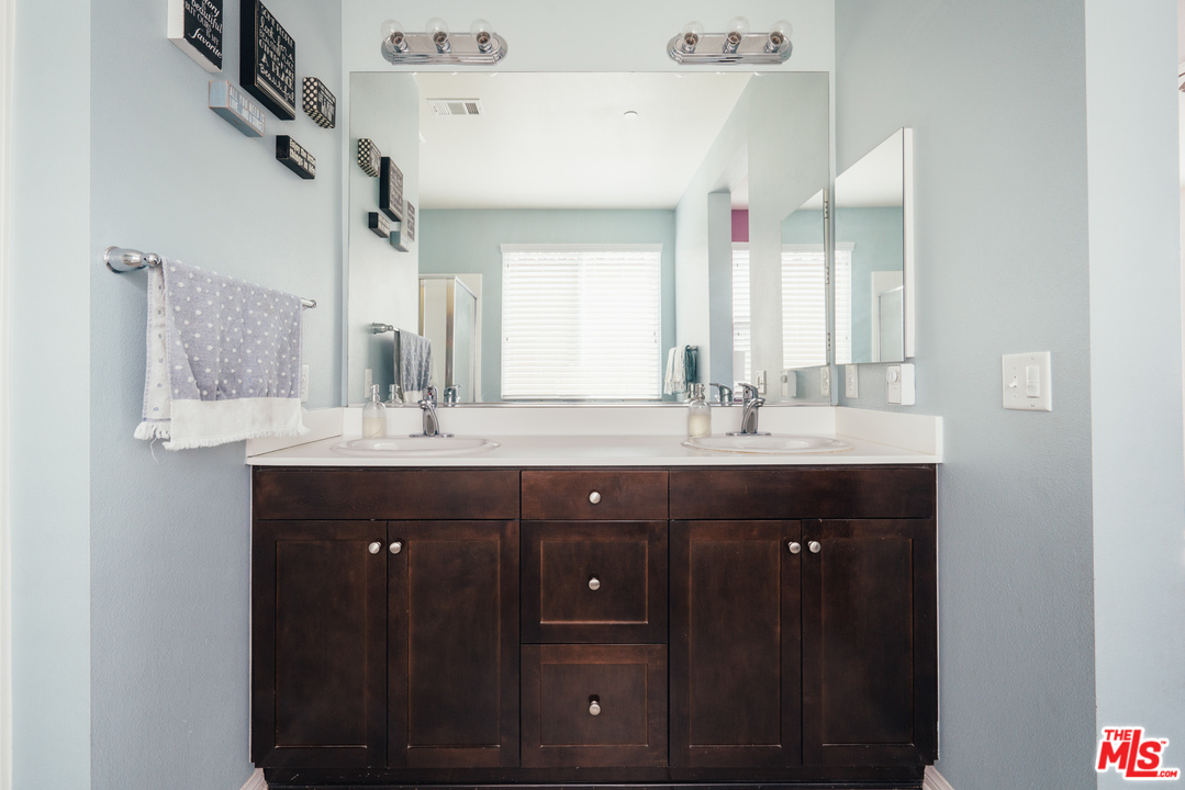 26370 Piazza Di Sarro Newhall, CA 91321 - Photo 24 of 35