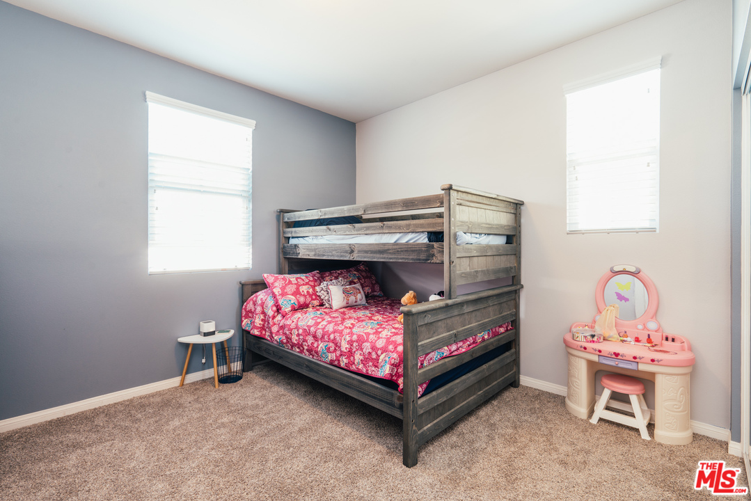 26370 Piazza Di Sarro Newhall, CA 91321 - Photo 28 of 35