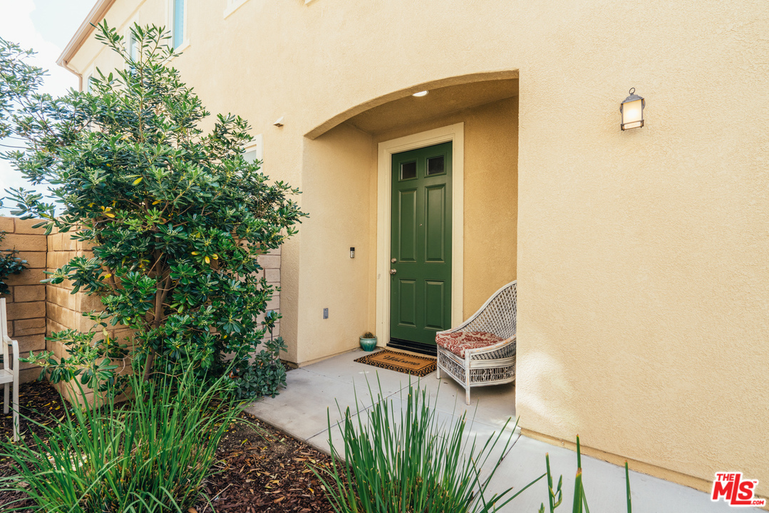 26370 Piazza Di Sarro Newhall, CA 91321 - Photo 4 of 35